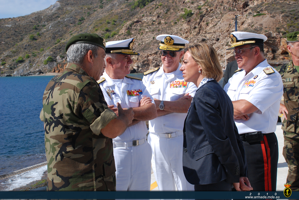 La ministra de Defensa acompañada por el almirante Rebollo momentos antes de la exposición dinámica